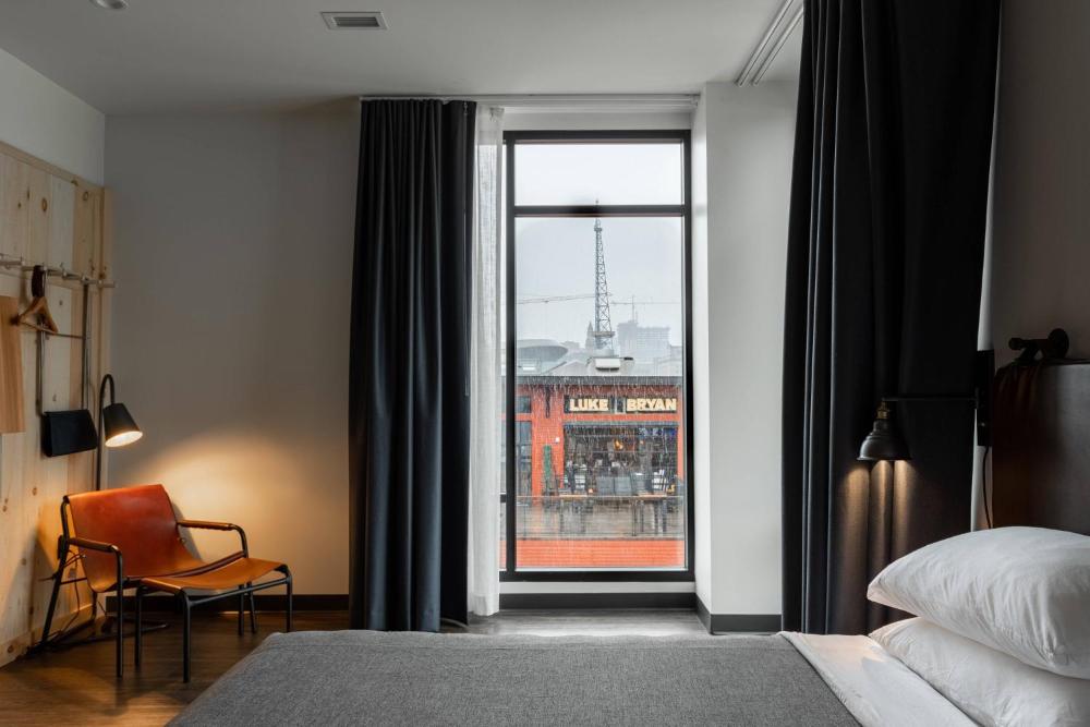 Queen Room with Street View - Communication Assistance interior